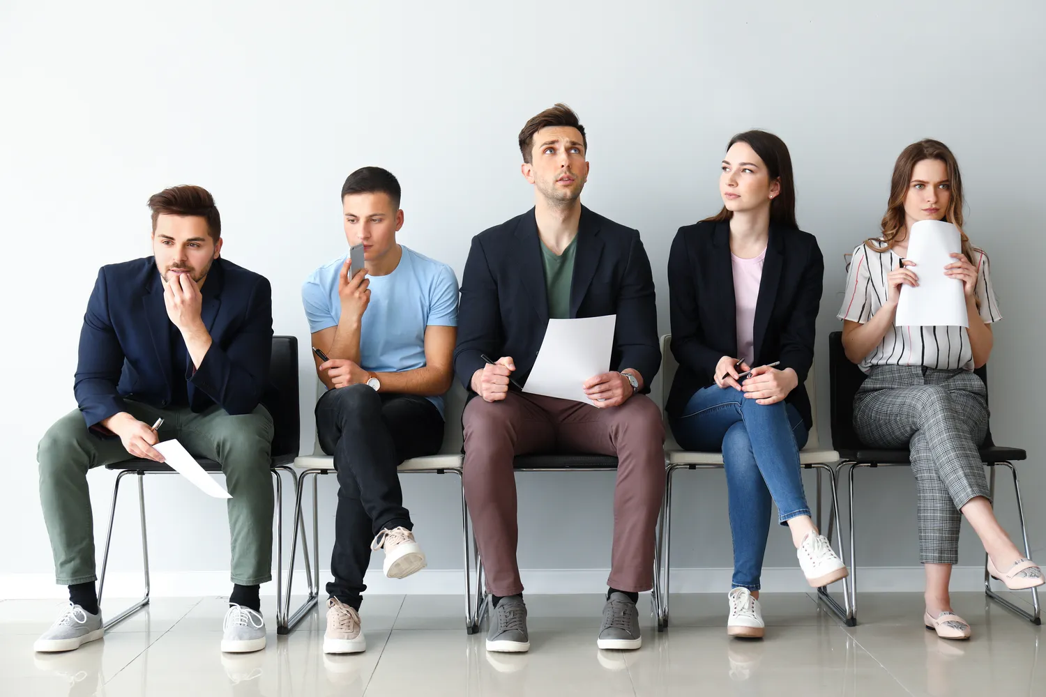 JobDirekt Rass - Regionaler Partner für direkte Personalvermittlung - Junge Leute warten drinnen auf ein Vorstellungsgespräch